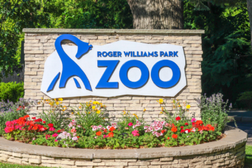 Zoo front entrance sign that says Roger Williams Park Zoo